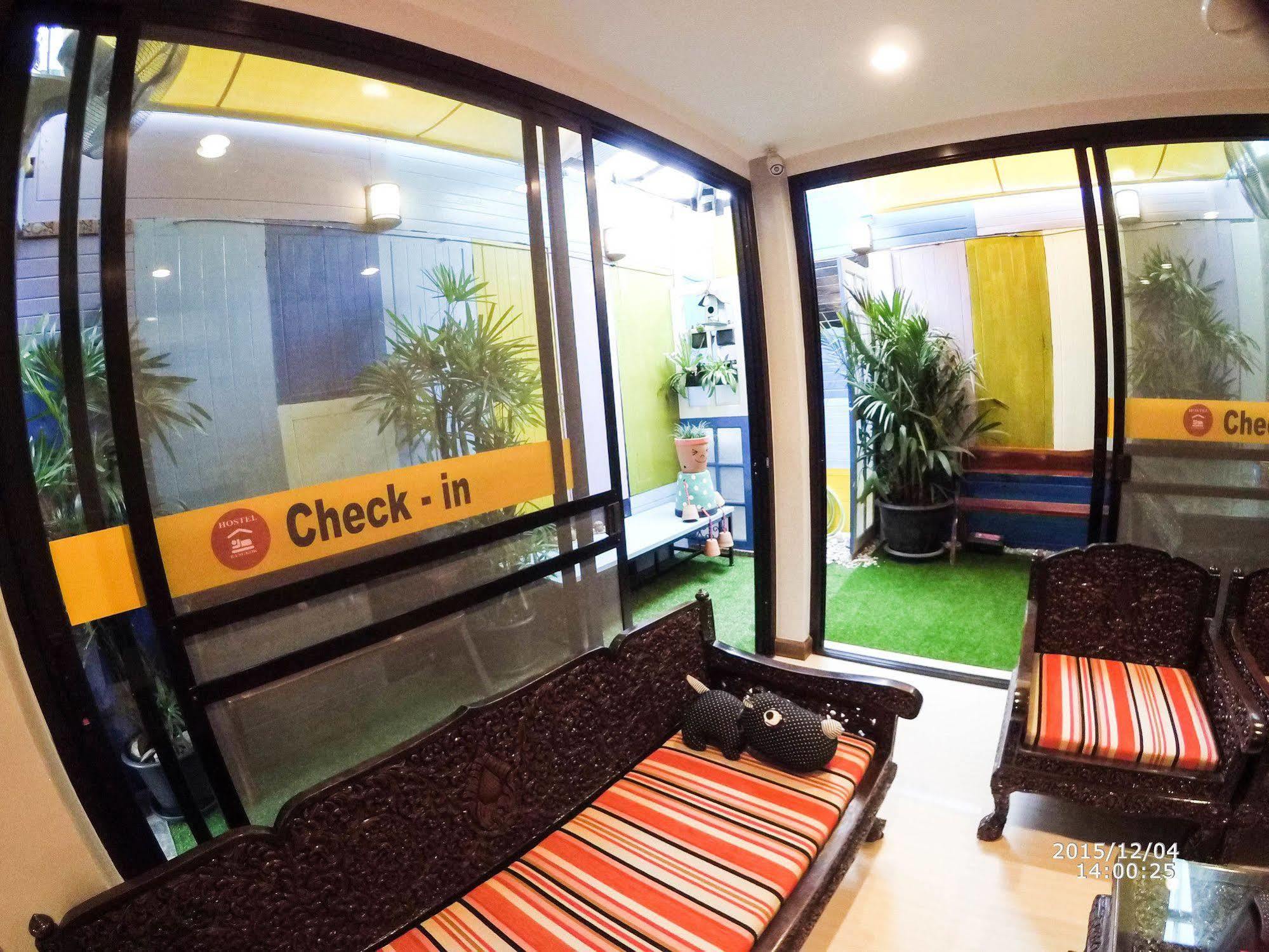 Check-In My Hostel Bangkok Exterior photo